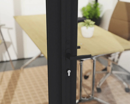 Närbild av en dörr med svart dörrhandtag och lås i ett kontor