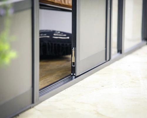 Öppnad glasskjutvägg med låsmekanism