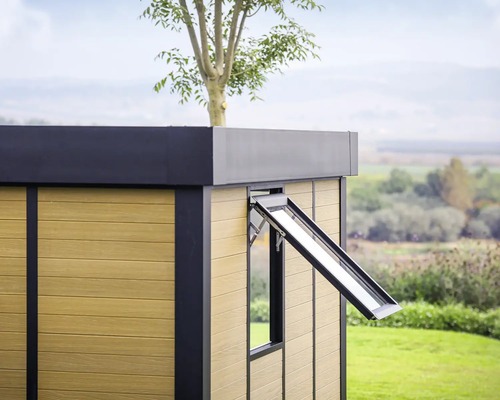 Trädgårdsskjul med öppet fönster och utsikt över landskapet