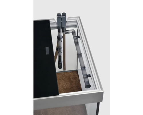 Detaljvy av ett akvarium med filtersystem och bottenmaterial