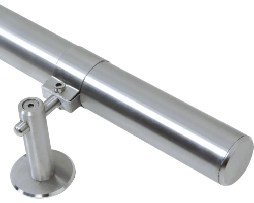 Detaljbild av en handledare i rostfritt stål med fäste för väggmontering.