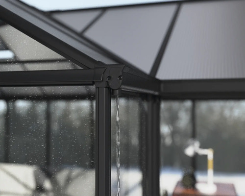 Detaljbild av ett växthus hörn med regnvattenavrinning