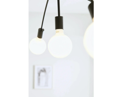 Närbild av en taklampa med runda glödlampor