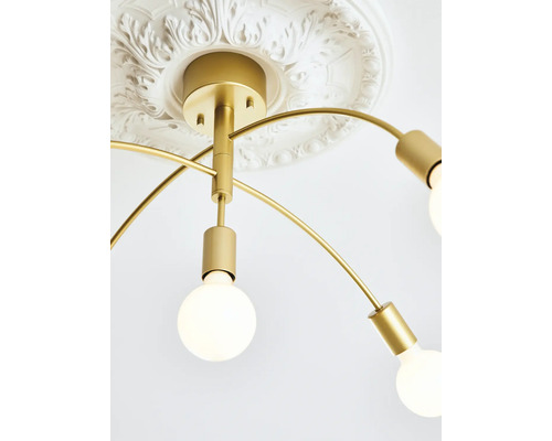 Guldfärgad taklampa med flera armar och runda glödlampor.