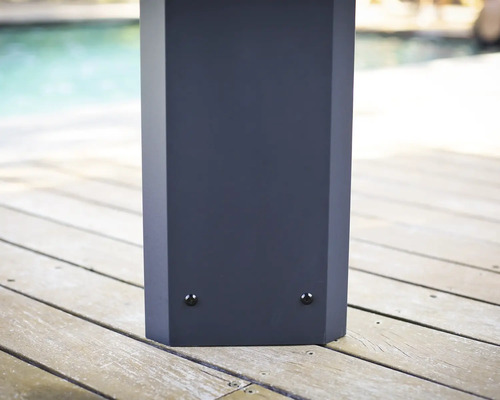 Detaljvy av en metallpaviljongstolpe på en träterrass