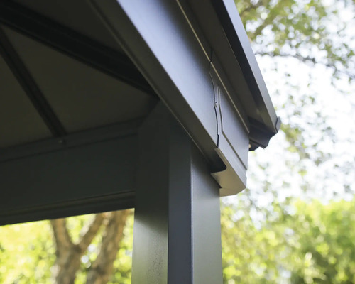 Detaljvy av ett lusthus med bärande pelare och takelement