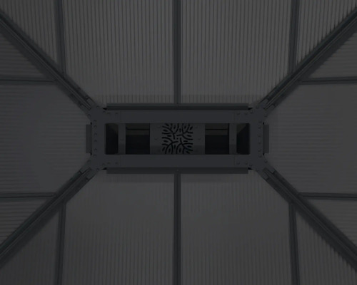 Detaljbild av takkonstruktionen på ett trädgårdshus med ventilation