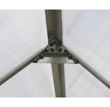 Detaljvy av växthuskonstruktion med aluminiumram och transparenta paneler