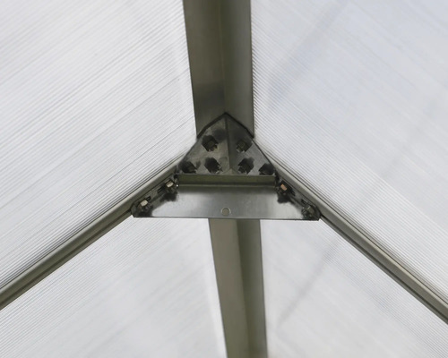 Detaljvy av växthuskonstruktion med aluminiumram och transparenta paneler