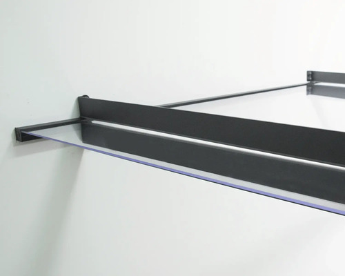 Tak med bärande konstruktion på en vägg