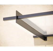 Detaljvy av ett modernt ytterdörrstak av metall och glas