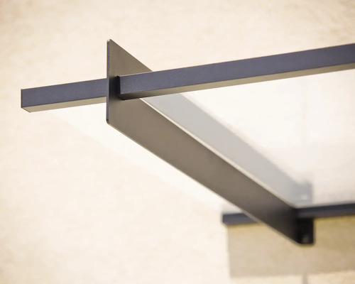 Detaljvy av ett modernt ytterdörrstak av metall och glas