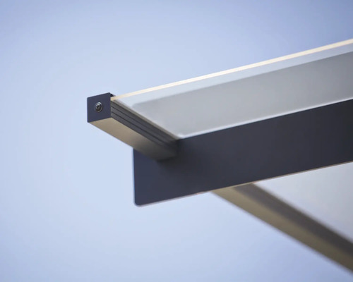 Detaljvy av ett terrassöverdrag med integrerad belysning