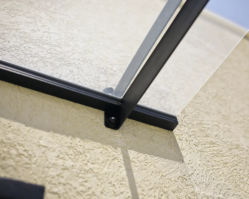 Detaljvy av ett monterat entrétak