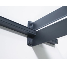 Detaljvy av ett grått altantak med väggfäste