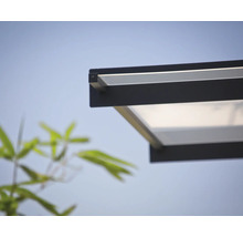 Närbild av ett terrassöverdrag med en svart ram och en ljus undersida