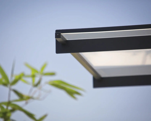 Närbild av ett terrassöverdrag med en svart ram och en ljus undersida