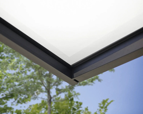 Detaljvy av ett terrasstak med aluminiumram och glastak