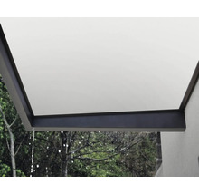 Detaljvy av en markis i regn