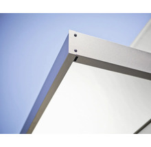 Detaljvy av en aluminiumprofil med skruvinfästning