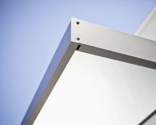 Detaljvy av en aluminiumprofil med skruvinfästning