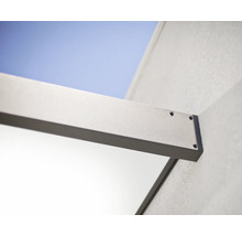 Detaljvy av metallkonstruktion fäst på en vägg