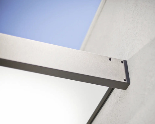 Detaljvy av metallkonstruktion fäst på en vägg