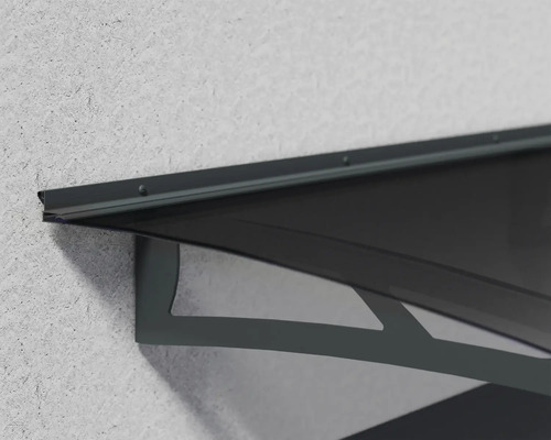 Detaljvy av ett monterat yttertaks över entrédörren.