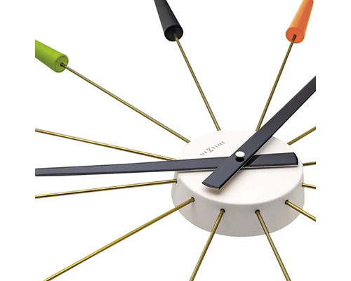 Detaljbild av en NEXTIME väggklocka med visare och färgade markeringar