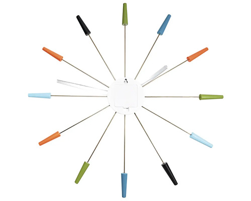 Dekorativ väggklocka med pinnar som tidsangivare