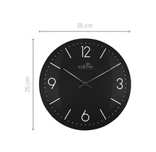 Svart Nextime radiostyrd väggklocka med en diameter på 35 centimeter.