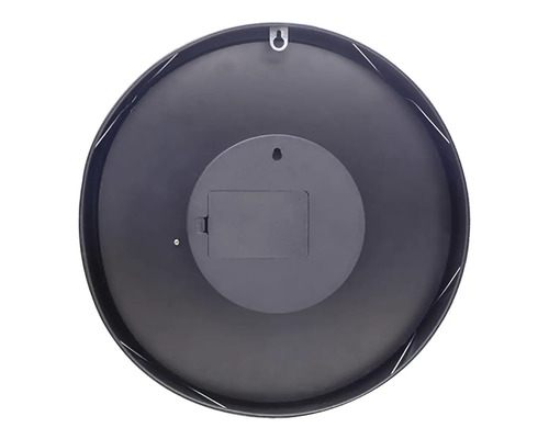 Baksidan av en väggklocka med upphängning och batterifack