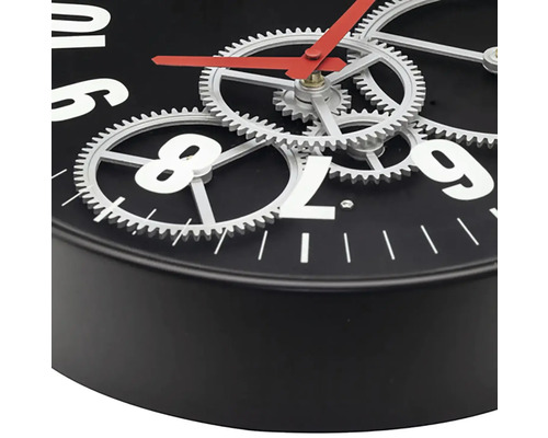 Väggklocka med synlig urverksmekanism och kugghjul