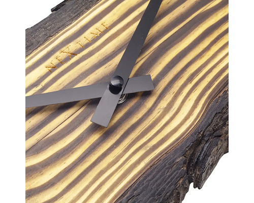 Närbild av en träklocka med visare och inskriptionen Next Time