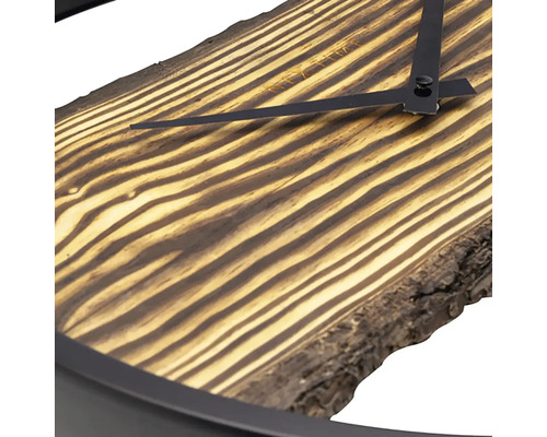 Väggklocka av trä med visare