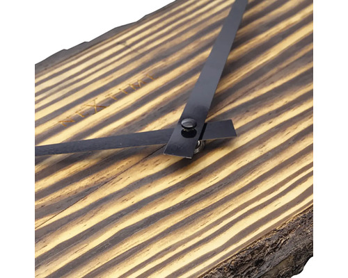 Detaljvy av en väggklocka i trä med visare