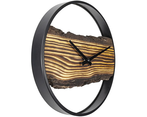 Väggklocka med träelement och svart metallram
