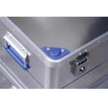 Detaljvy av en transportlåda i aluminium med lås och handtag