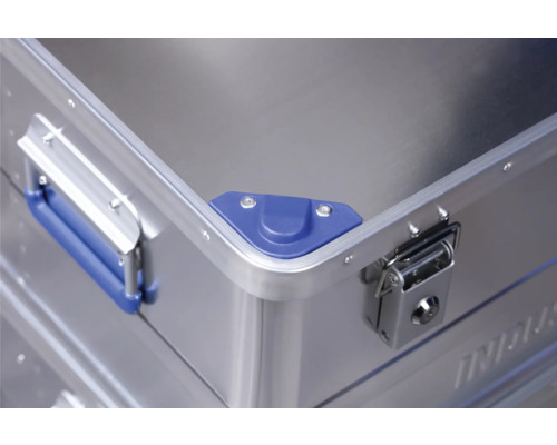 Detaljvy av en aluminiumväska med handtag, hörnskydd och lås