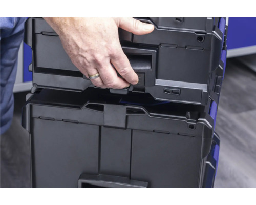 Person öppnar verktygslåda