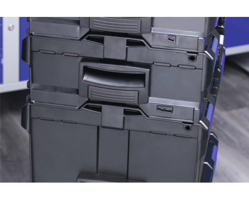 Staplade verktygslådor i plast