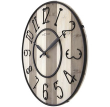 Nextime väggklocka i trä med metallvisare och siffror