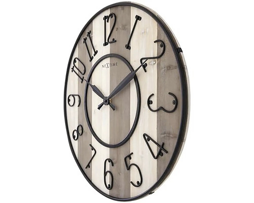 Nextime väggklocka i trä med metallvisare och siffror