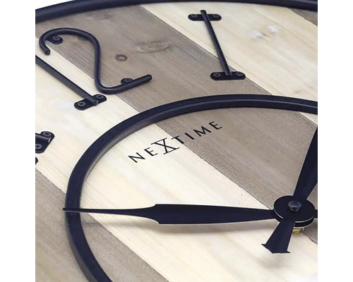 Detaljvy av en NEXTIME väggklocka med träutseende och urtavla