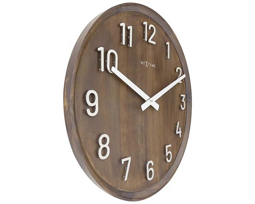 Träväggklocka med vita siffror och visare