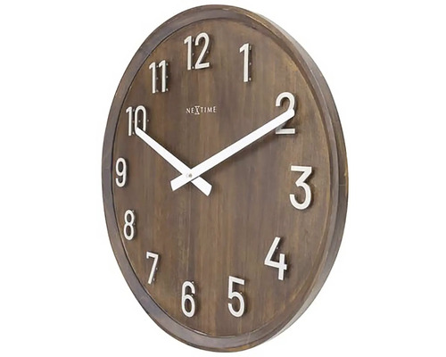 Väggklocka i trä med siffror