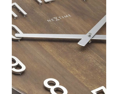 Nextime väggklocka med trästruktur och silverfärgade visare