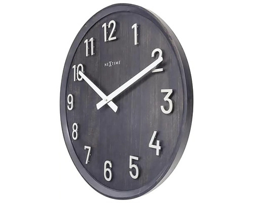 Rund väggklocka med siffror och Nextime-logotyp