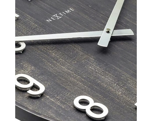 Närbild av en Nextime väggklocka med trästruktur, siffror och visare