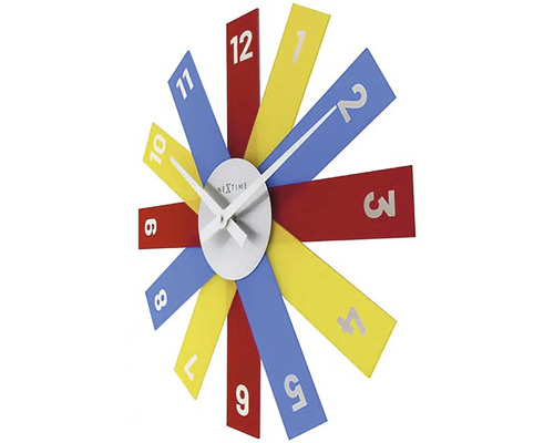 Väggklocka med färgstarka urtavlor och silverfärgade visare